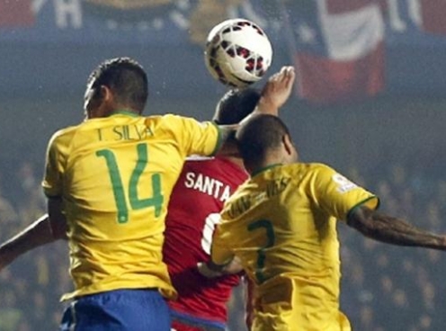 VIDEO: Hai lần dùng tay chơi bóng đáng quên trong sự nghiệp của Thiago Silva